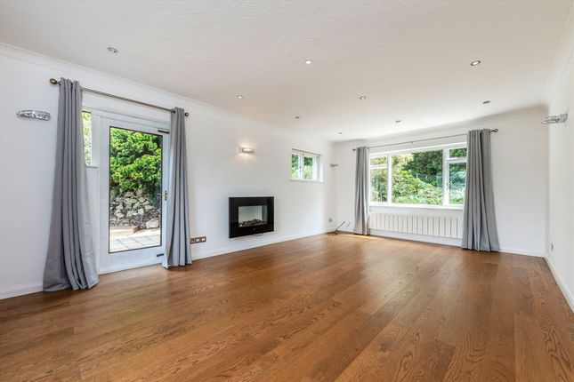 8, Kingswood Close, Weybridge photo 2