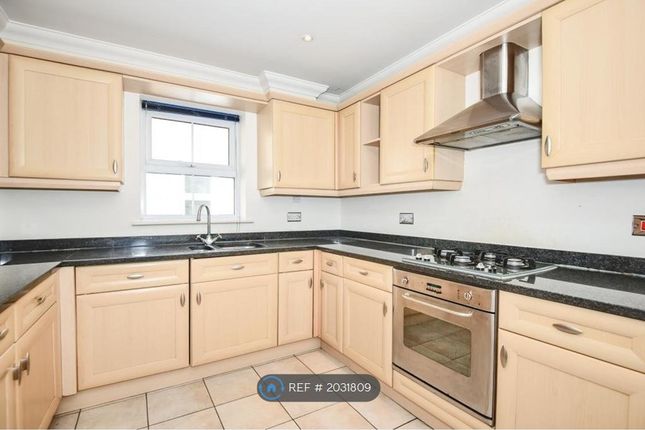 Flat to rent in Lancaster Court, Northwood