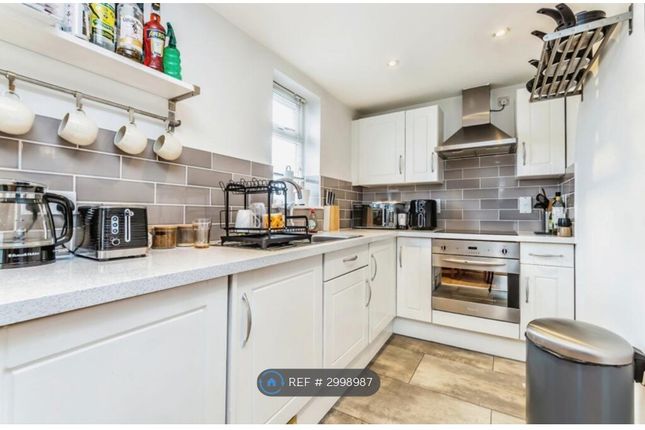 Flat, Holm Court Westway, Caterham photo 3