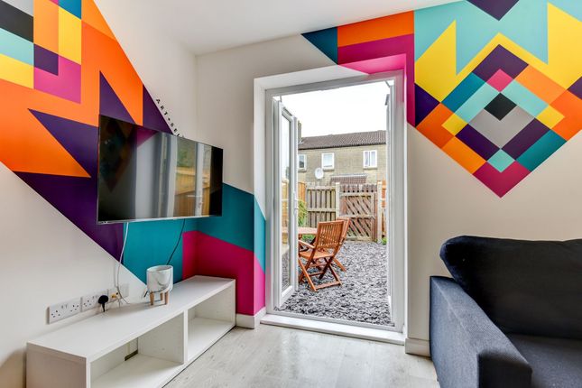 This Vibrant Living Room Features A Striking Wall ...