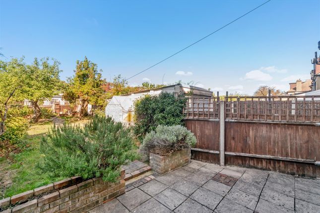 34, Templecombe Way, Morden photo 4