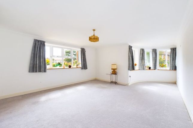 Thumbnail Flat for sale in Chaldon Road, Caterham