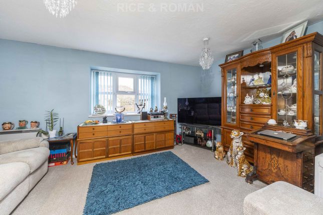 50, Pitson Close, Addlestone photo 3