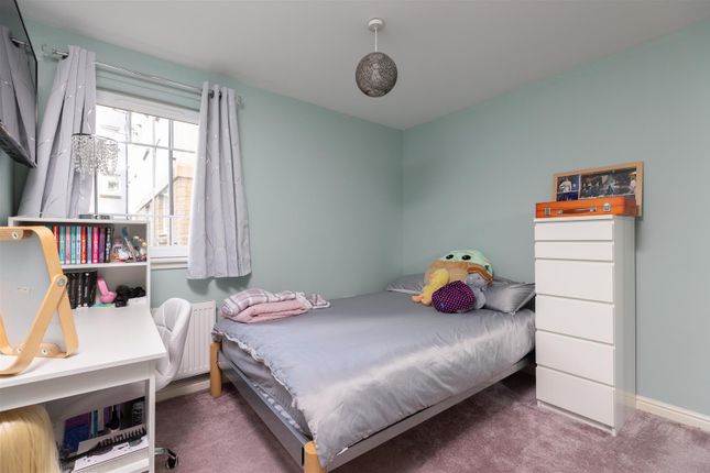 Flat for sale in Simpson Square, Perth