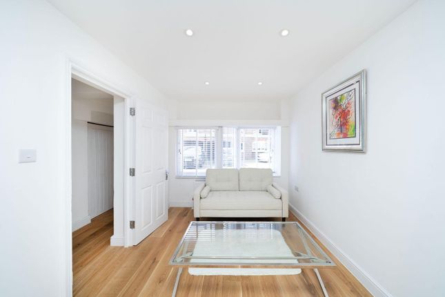 16, Maple Mews, London photo 3