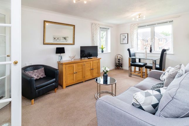 1-bed flat on 48, Sycamore Court, Aylesbury, £120,000