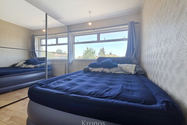 71 Holyrood Avenue, HARROW photo 5