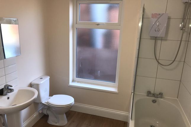 Shared accommodation to rent in Room 4, Flat 320, Beverley Road, Hull