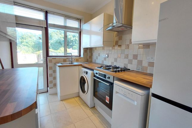 117, Walmington Fold, London photo 4