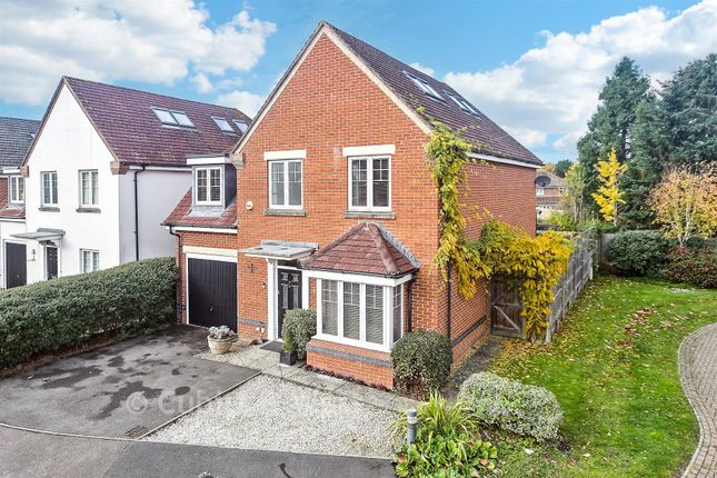 19, William Gardens, Smallfield photo 2