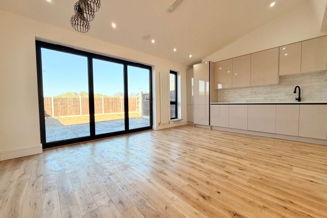 10, Freshwell Avenue, Romford photo 4