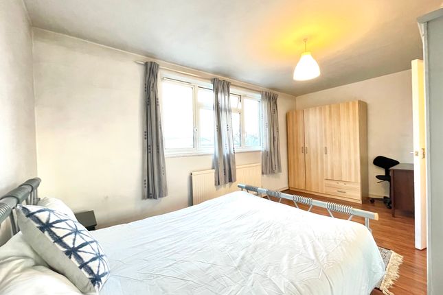 Flat 24, Foster Court, London photo 3