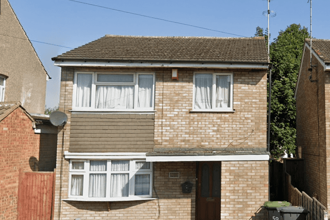 Detached house to rent in Trinity Road, Luton