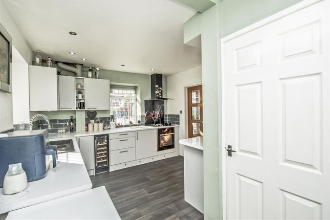 21, Whincover Drive, Leeds photo 3