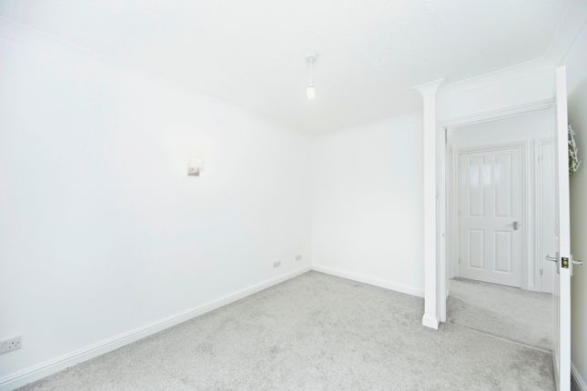 Flat for sale in Chiltern Close, Croydon