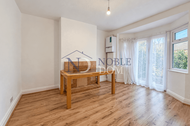 35 Amhurst Gardens, Isleworth photo 2