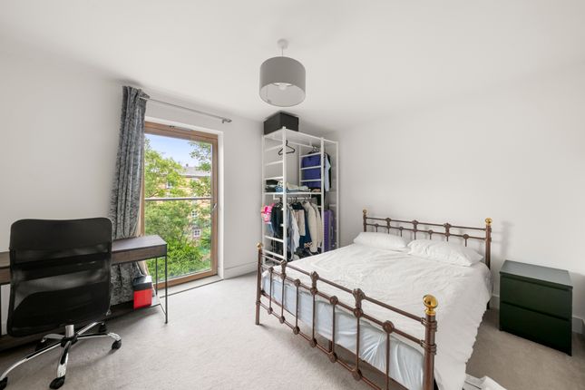 Flat 5, Pearmain Court, Vinery Way, London photo 2