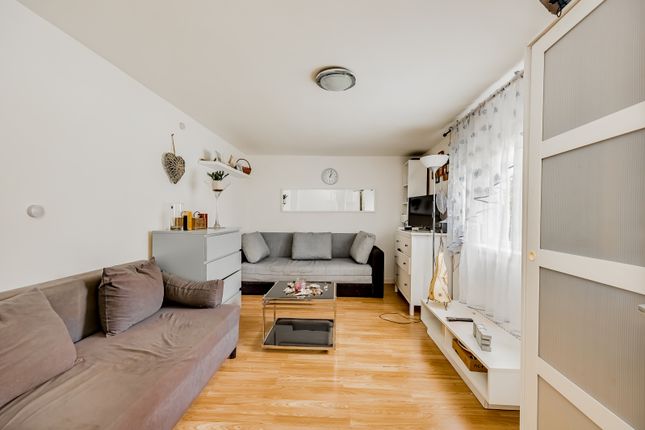 44, Carisbrooke Road, Mitcham photo 4