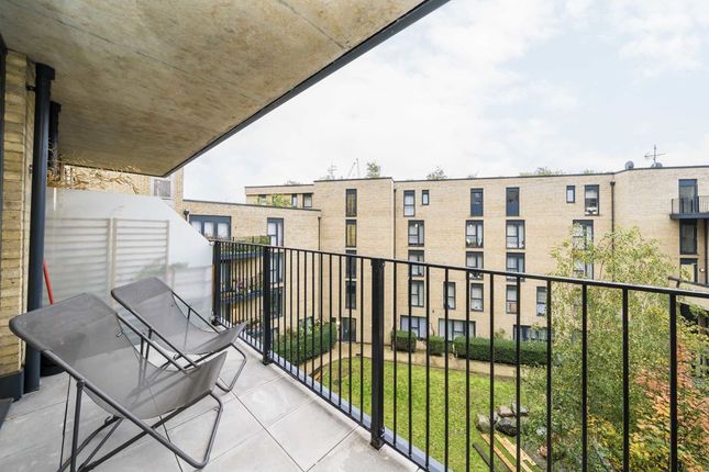 Flat for sale in Goldsmiths Row, London