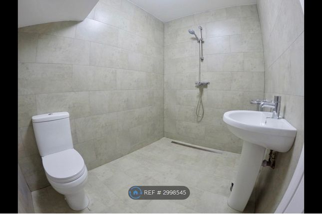 Flat  B Lynwood Road, London photo 2