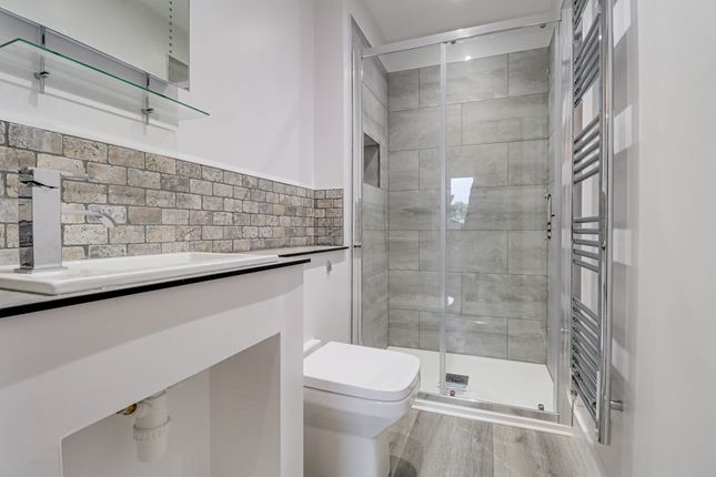 5, Paddock Close, Luton photo 2