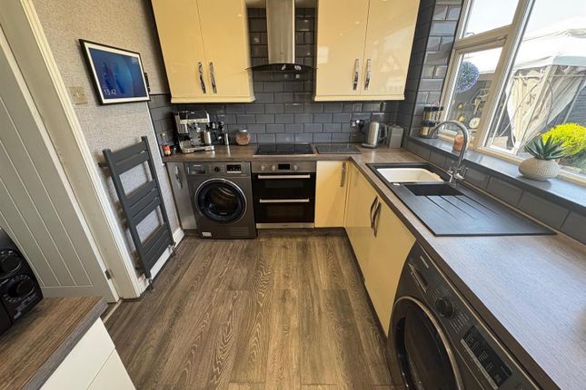280, Leaventhorpe Lane, Bradford photo 4