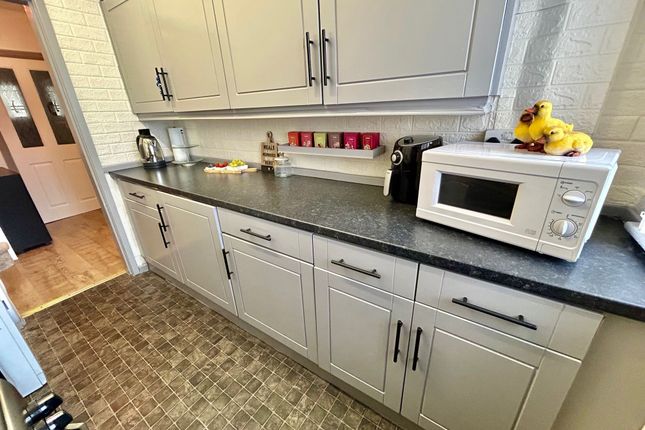 16 Thurlwood Avenue, Manchester photo 3