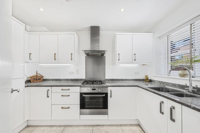 27, Caley Close, Hockley photo 3
