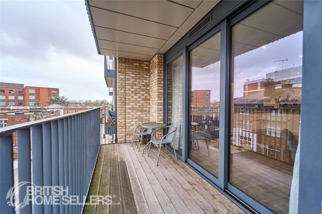 Flat for sale in Fairfield Avenue, Staines-Upon-Thames, Surrey