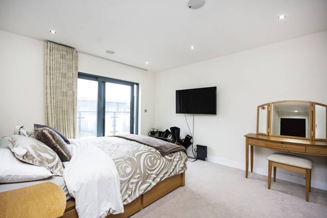 Thumbnail Flat to rent in Beaufort Park NW9, Colindale, London,