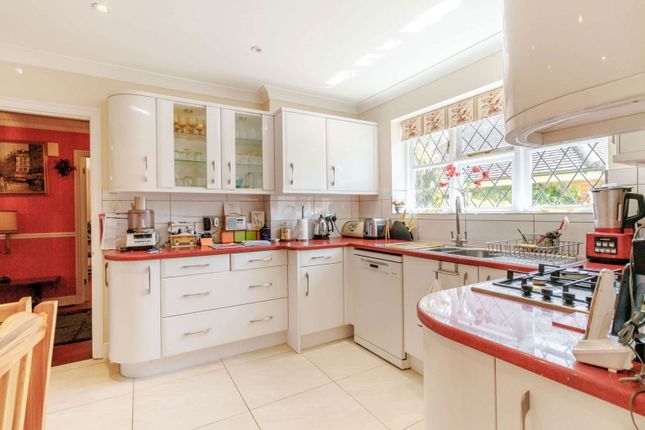 24,Conifer Lodge, Drakes Drive, Northwood photo 3