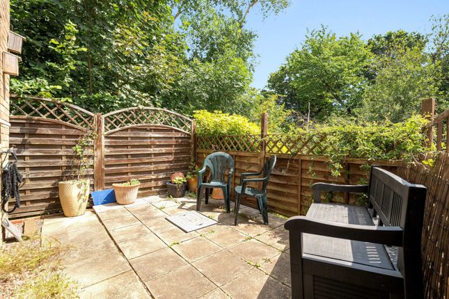 Flat 10, Brooklands Court,, Westfield Parade, New Haw photo 3