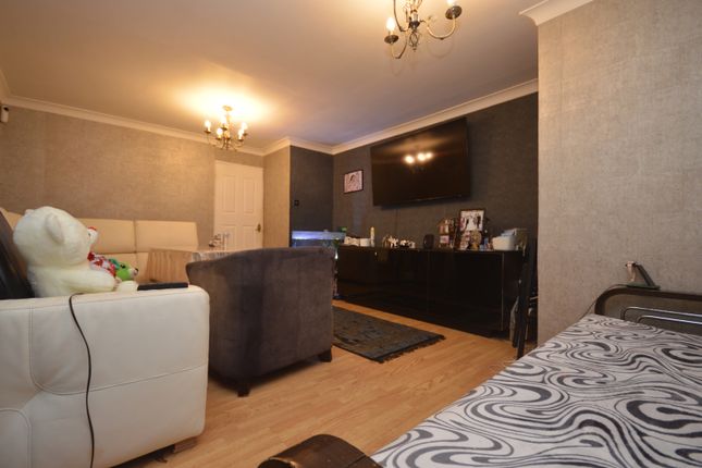 23 Tiptree Crescent, Ilford, London photo 3