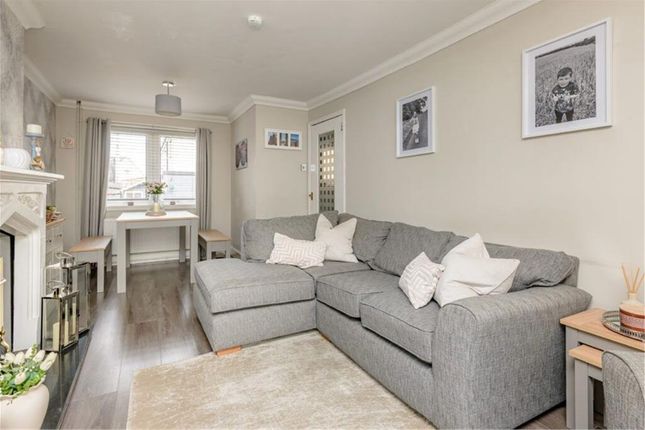 102, Gaynor Avenue, Loanhead photo 3