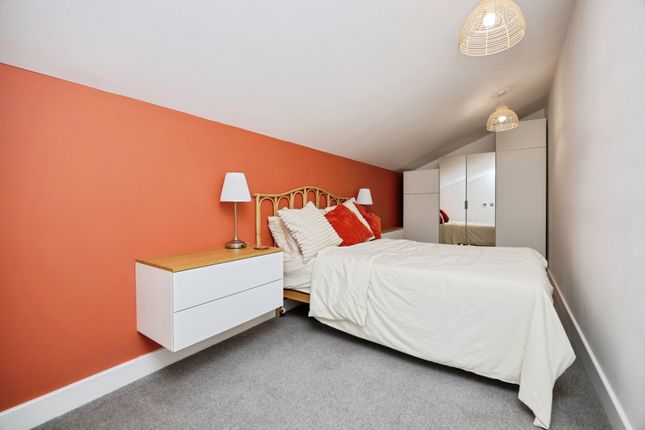 Flat 45, Heron House,, Weyside Park, Godalming photo 4