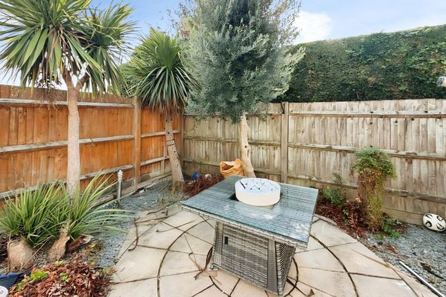 21, Garden Close, Lancing photo 2