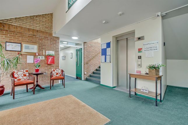Hyde Court, Flat 31, Friern Barnet Lane, London photo 4