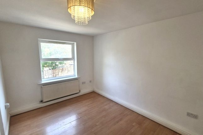 18, Uplands Close, London photo 2