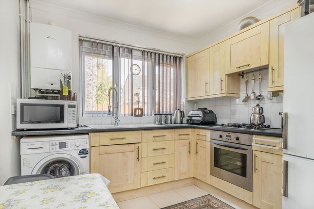 12, Hawthorn Close, Hampton photo 2