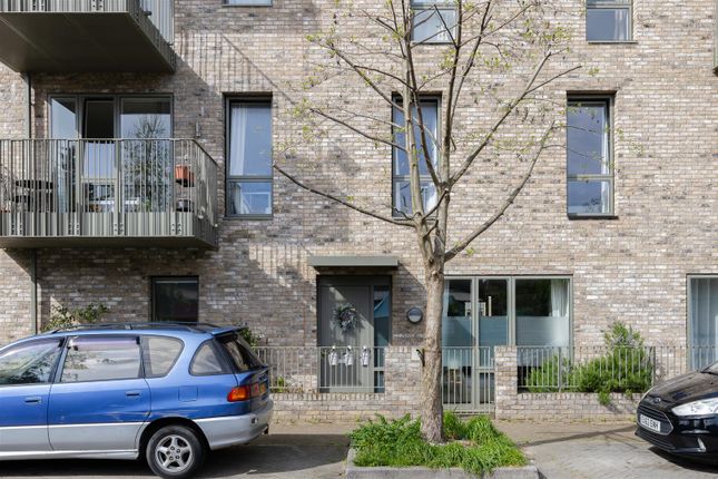 Thumbnail Flat for sale in Sutherland Road Path, London
