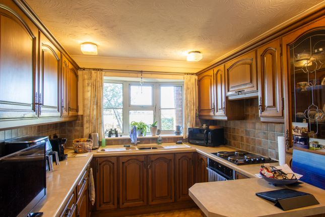 13, Mapledurham Drive, Reading photo 3