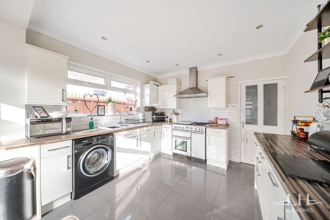 207 Wingletye Lane, Hornchurch photo 4
