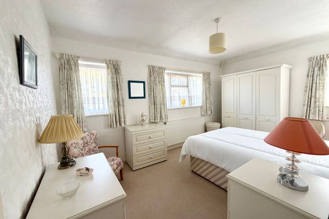 32, Frobisher Crescent, Staines-upon-Thames photo 4