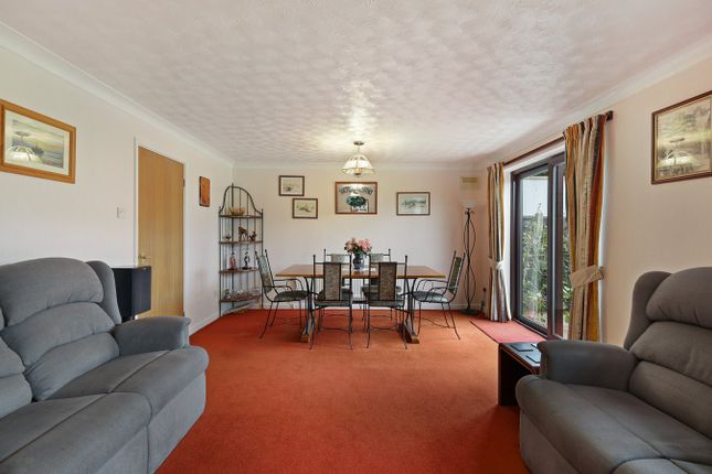 2, Orchard Close, Colchester photo 3