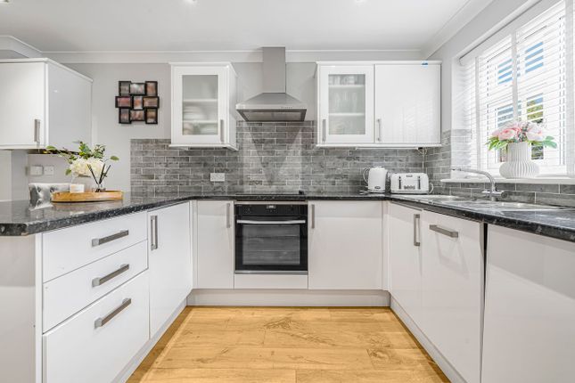 221c, Charlton Road, Shepperton photo 3