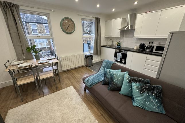 Modern 2-Bedroom Flat In Lewisham – Fully Furnished &amp; Refurbished