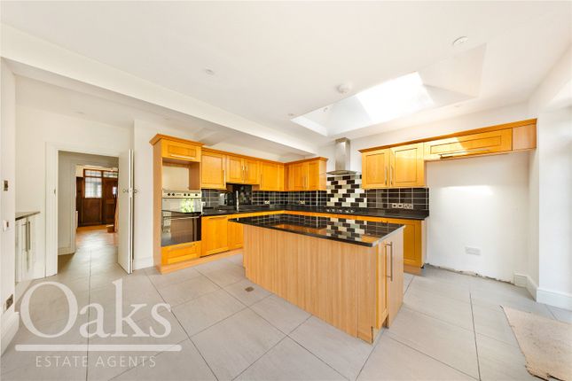 28, Court Drive, Surrey photo 4