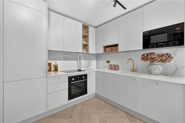 Flat 5, 16A,, Ravensbury Terrace, London photo 2