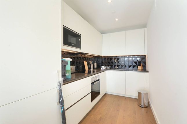 Thumbnail Flat for sale in Hurlock Heights, Elephant And Castle, London