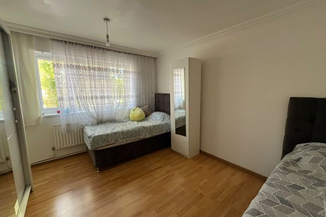 886, Hertford Road, Enfield photo 5